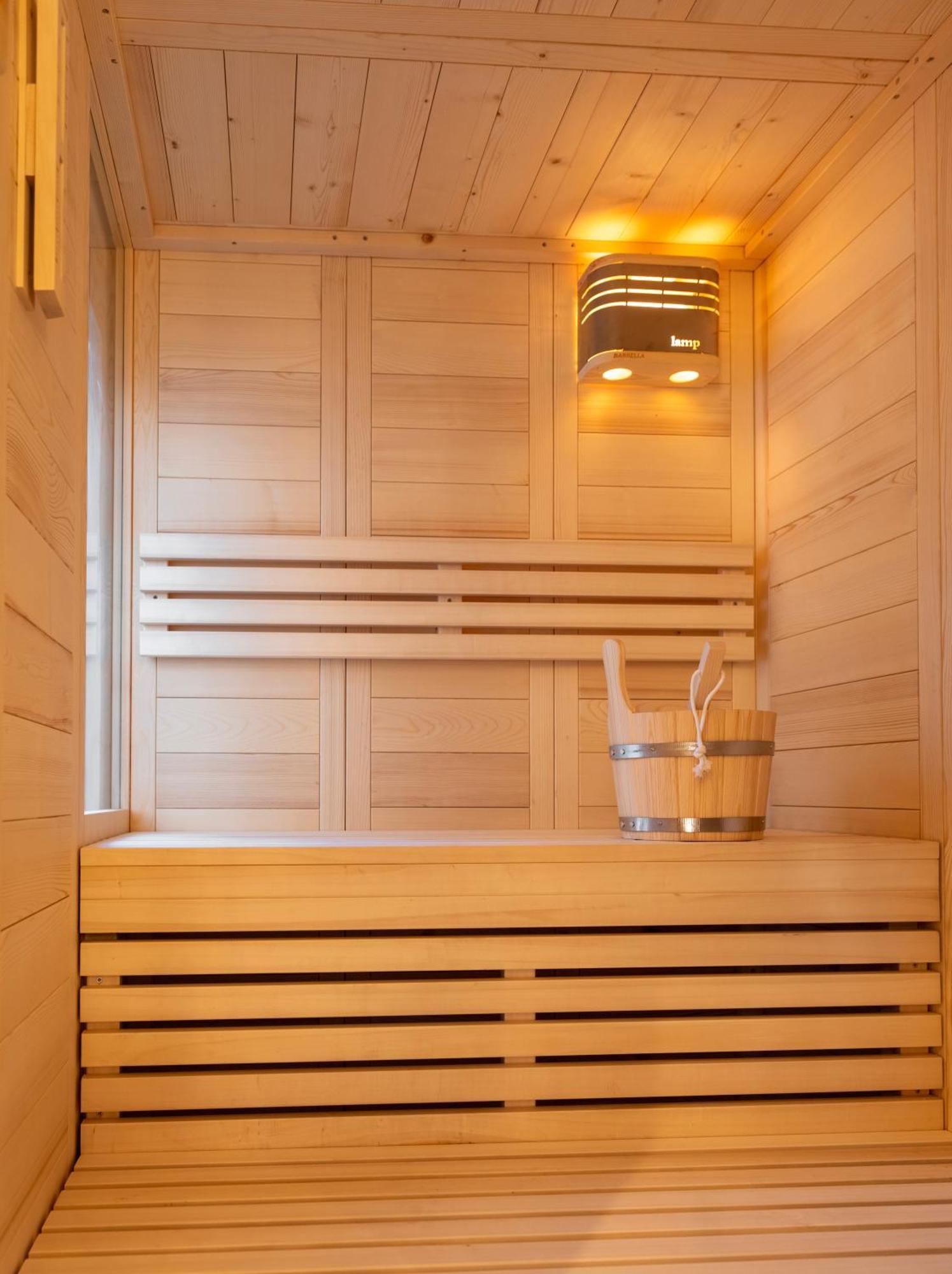 Derouse Eva Suite Jacuzzi & Sauna Athena Bagian luar foto